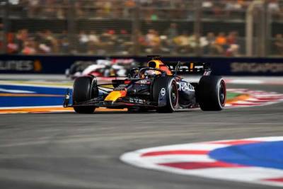 Verstappen quinto y “Checo”  octavo en el Gran Premio de Singapur